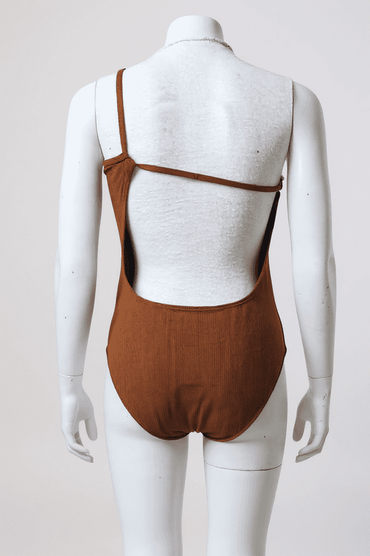 Body de una sola pieza en un elegante tono marrón, perfecto para lucir con estilo en la playa o la p...