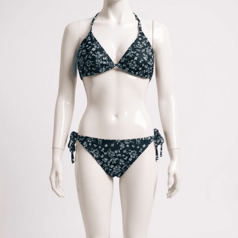 Conjunto de bikini con un top de triángulo y braguita con cordones laterales, todo en un llamativo e...