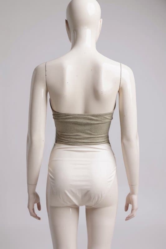 Conjunto de bikini en tonos naturales, con un top bandeau fruncido y braguita de cintura alta, re...