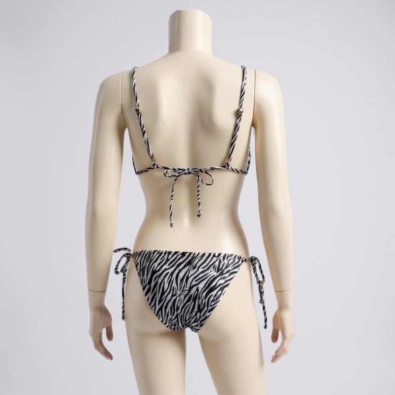 Conjunto de bikini con un llamativo estampado de cebra en tonos blanco y negro