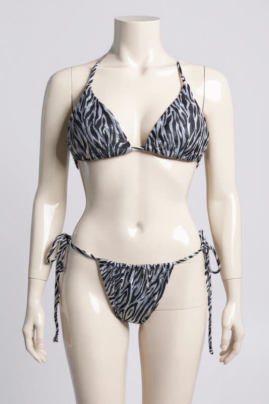 Conjunto de bikini con un llamativo estampado de cebra en tonos blanco y negro