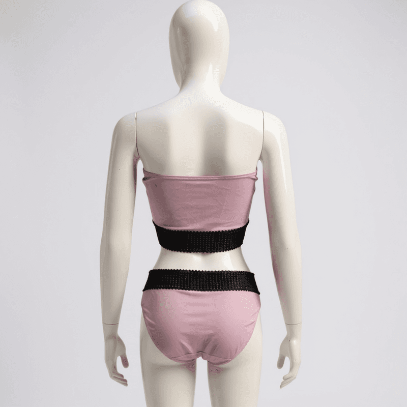 Elegante bikini de dos piezas en tono rosa, con un top bandeau y braguitas con detalles de crochet n...