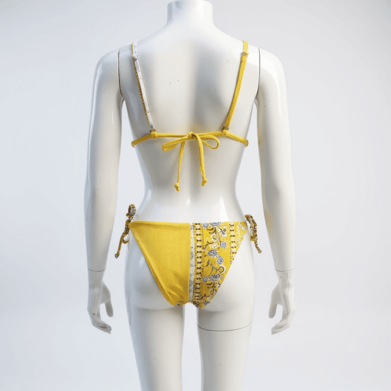 Bikini de dos piezas con alegre estampado floral en tonos amarillos