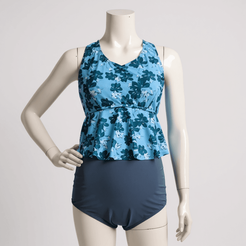 Bikini de dos piezas con un top de corte peplum y un estampado floral en tonos azules y verdes