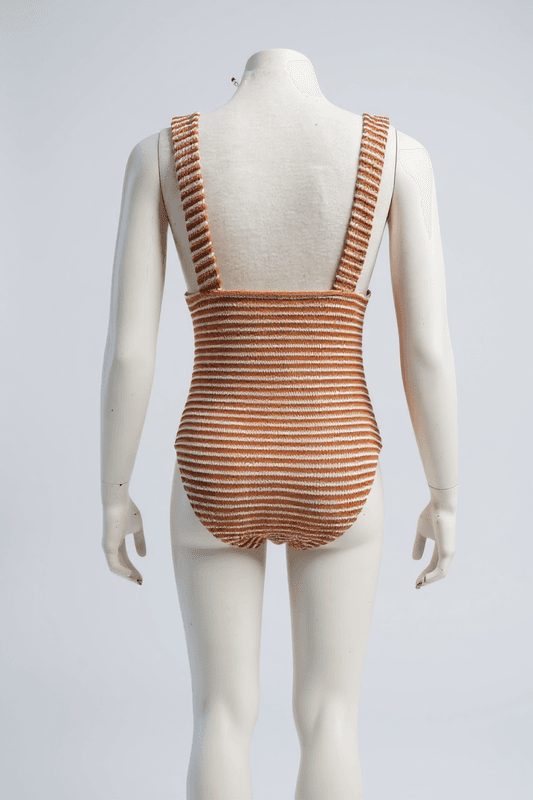 Traje de baño de una pieza con un llamativo estampado de rayas naranjas y blancas. El escote pronunc...