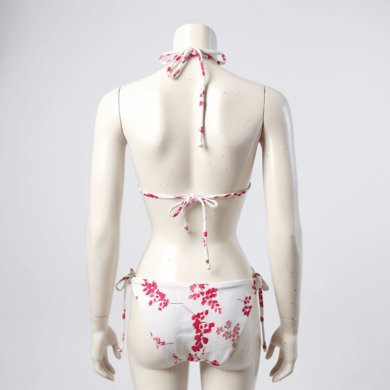 Bikini de dos piezas con un sutil estampado floral, diseño de top halter y braguitas de corte clá...