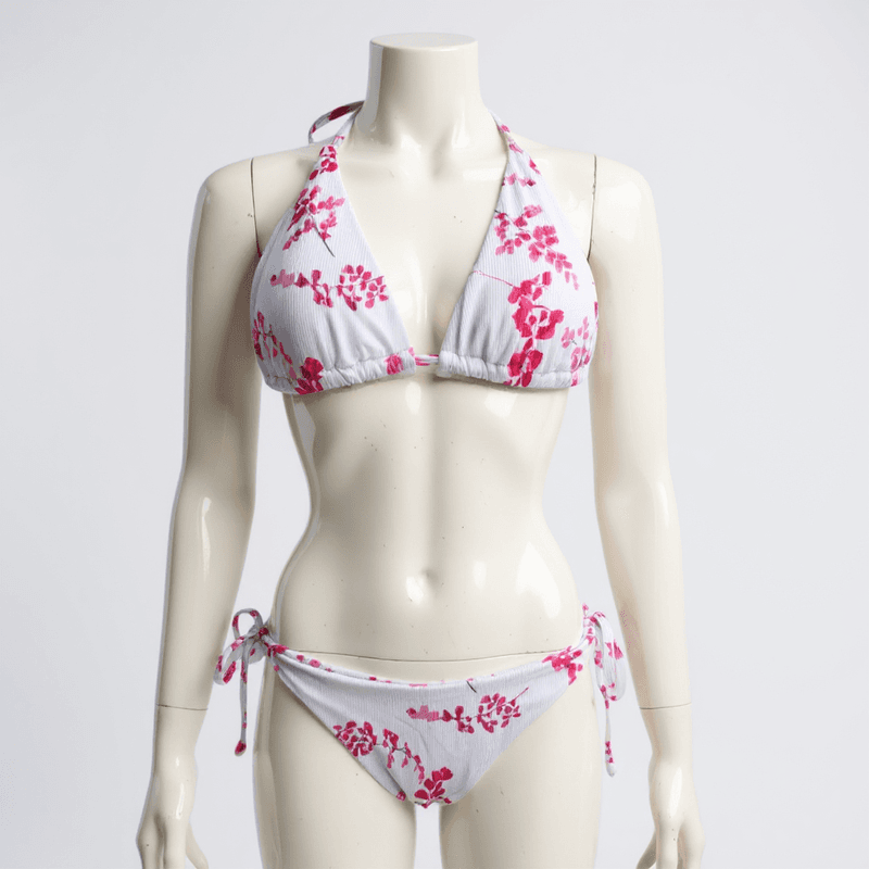 Bikini de dos piezas con un sutil estampado floral, diseño de top halter y braguitas de corte clá...