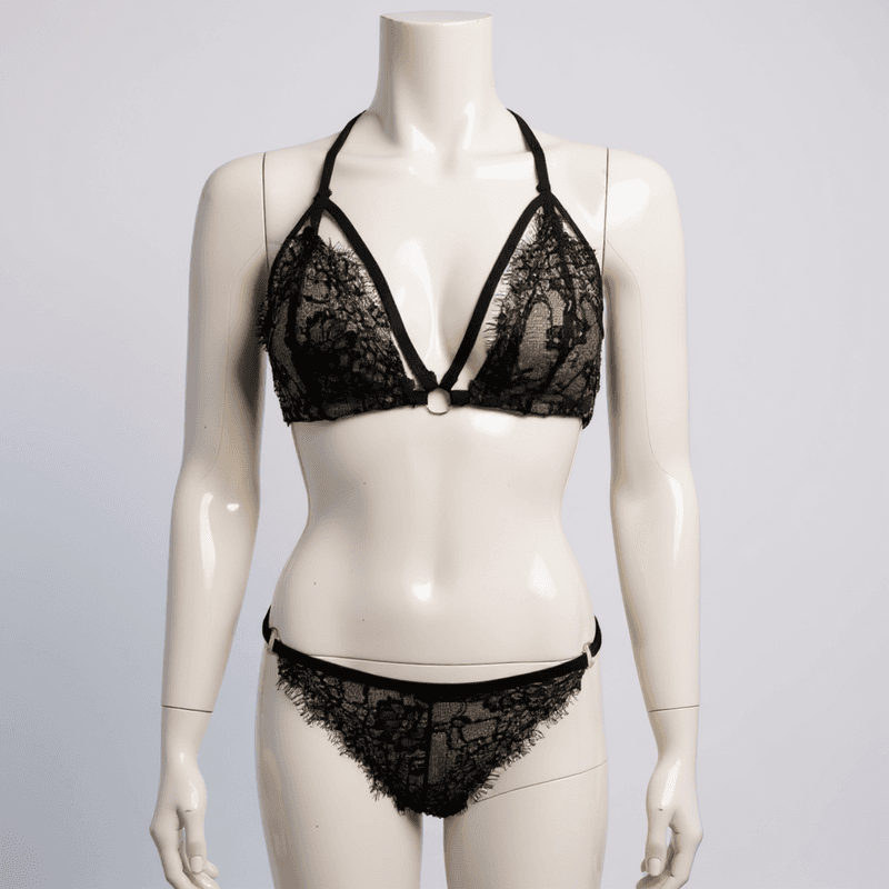 Atrevido y sensual, este conjunto de bikini de dos piezas presenta un diseño de encaje negro sobr...