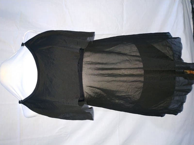 Elegante vestido de playa en color negro, con un diseño de dos capas y tirantes ajustables