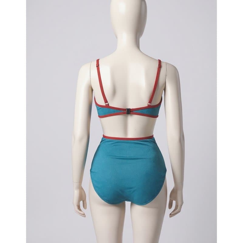 Elegante conjunto de bikini de dos piezas en colores azul turquesa y rojo, con un top de tirantes...
