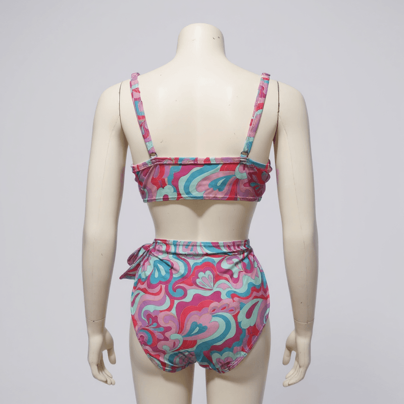 Bikini de dos piezas con un alegre y llamativo estampado floral abstracto en tonos de fucsia, tur...