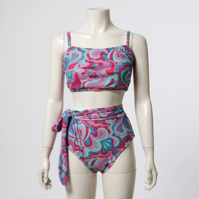 Bikini de dos piezas con un alegre y llamativo estampado floral abstracto en tonos de fucsia, tur...