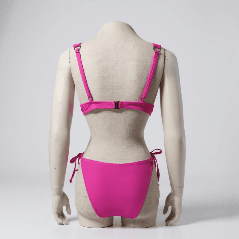 Bikini deportivo de dos piezas en un tono rosa fucsia vibrante, con un top acolchado y braguita b...