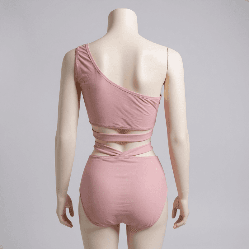 Elegante bikini rosa pálido de dos piezas con diseño asimétrico y cintura alta, perfecto para luc...