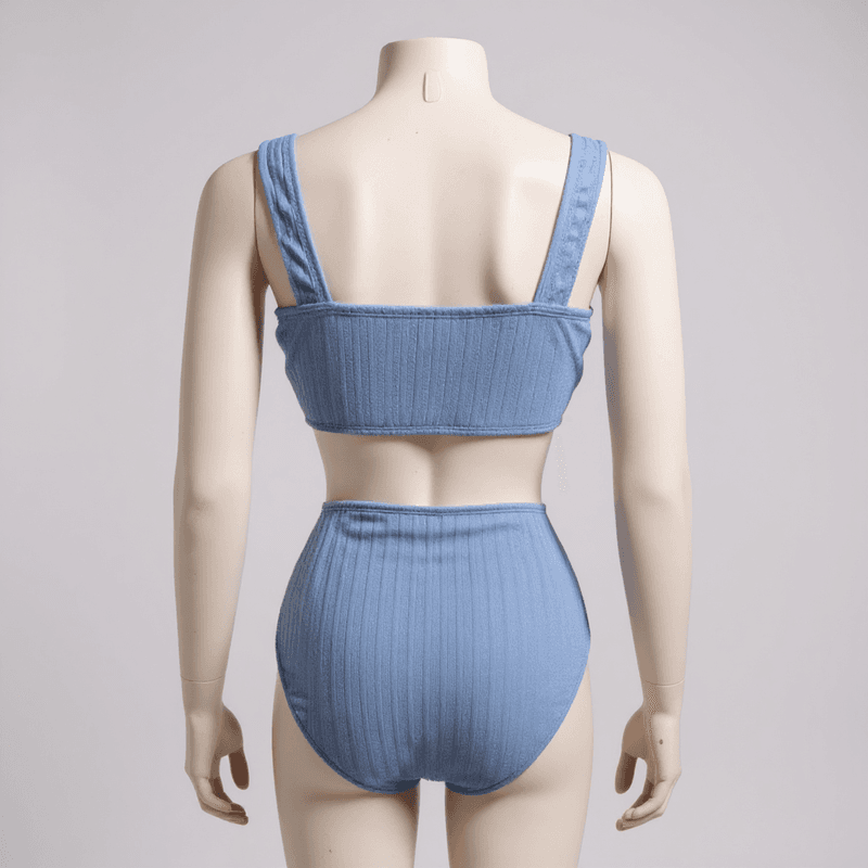 Este conjunto de bikini de dos piezas en tonos azules exhibe un diseño acanalado elegante y moderno