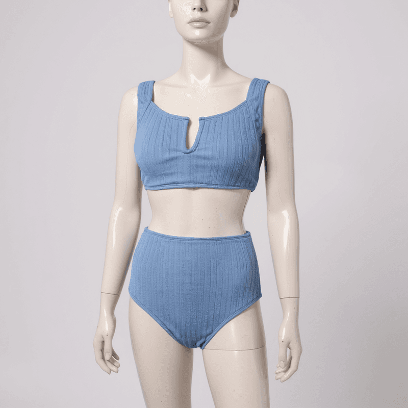 Este conjunto de bikini de dos piezas en tonos azules exhibe un diseño acanalado elegante y moderno