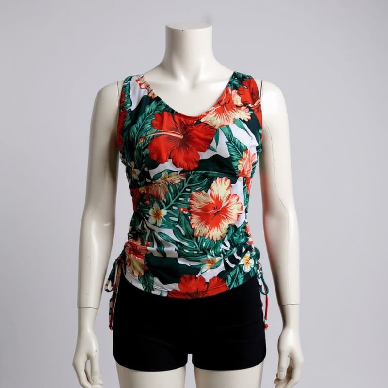 Conjunto de tankini estampado con motivos tropicales en tonos vibrantes, ideal para lucir un look...