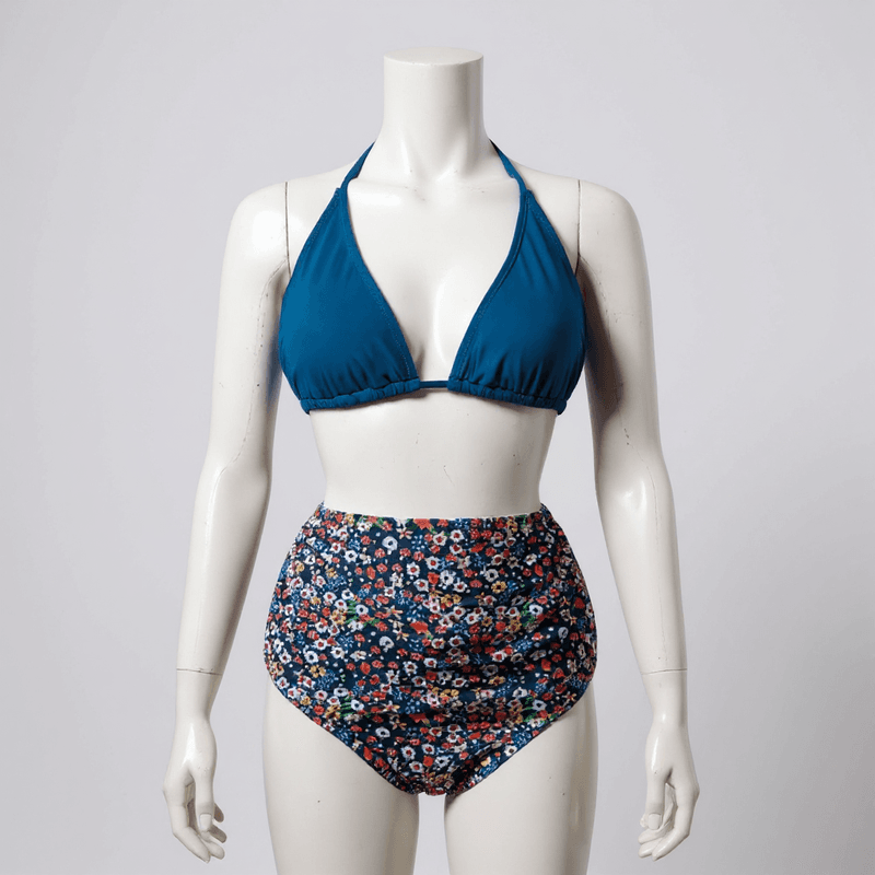Bikini de dos piezas con alegre estampado floral, top de diseño triangular y braguita de corte al...