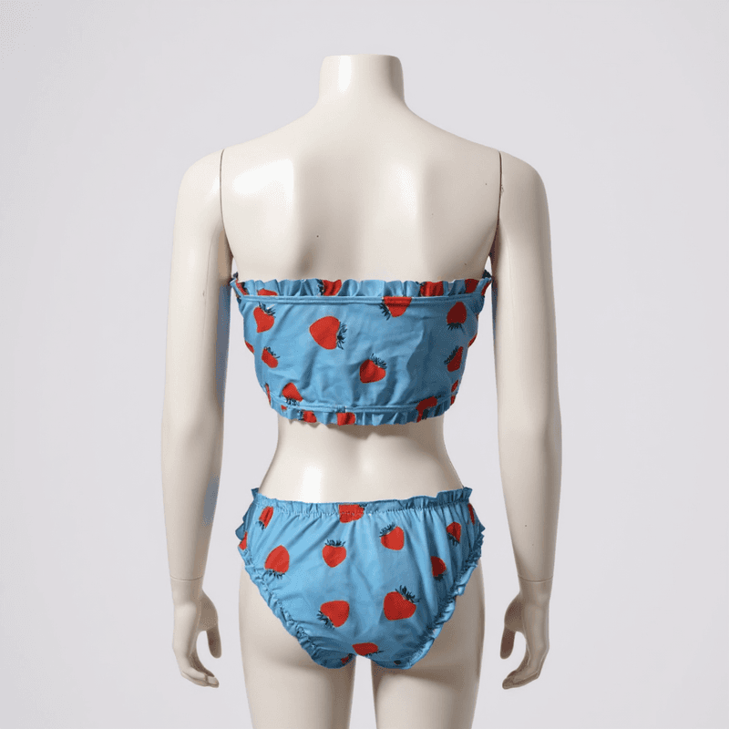 Bikini con estampado de fresas en tonos azul y rojo, con top de corte bandeau y braguitas de dise...
