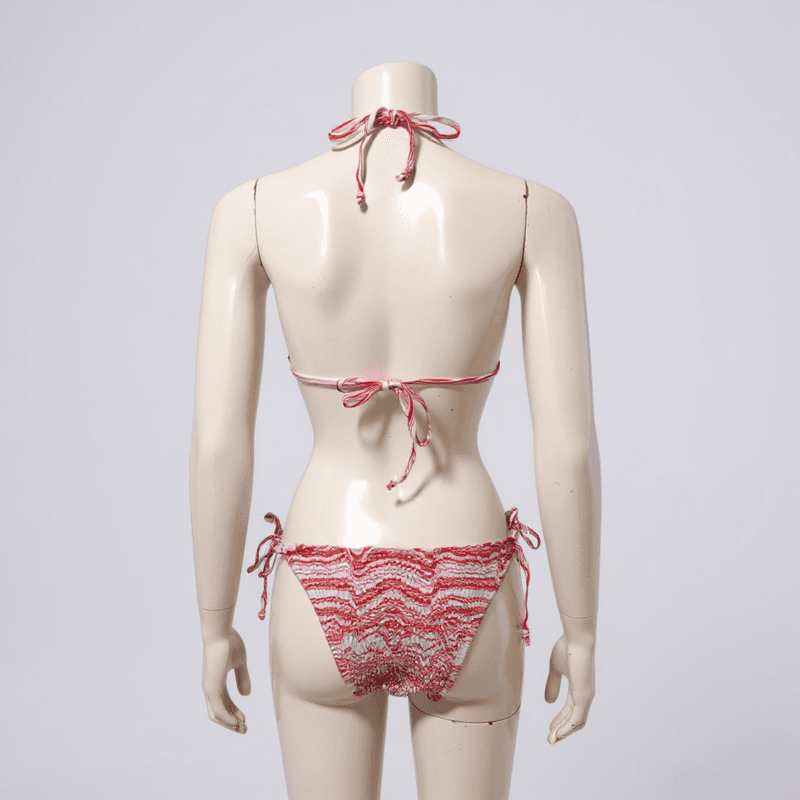 Bikini de dos piezas con un elegante diseño ondulado en rojo y blanco