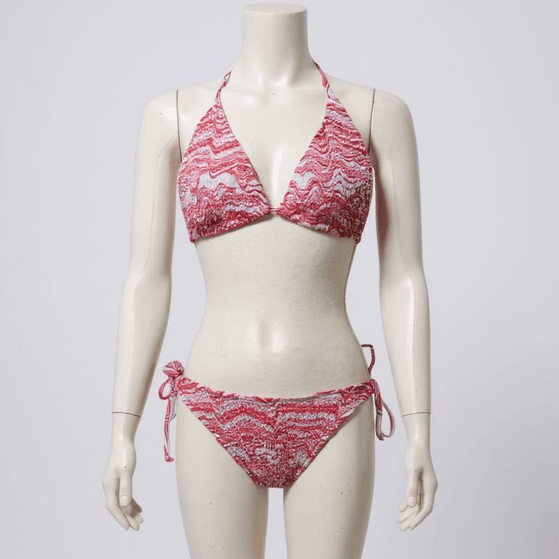 Bikini de dos piezas con un elegante diseño ondulado en rojo y blanco