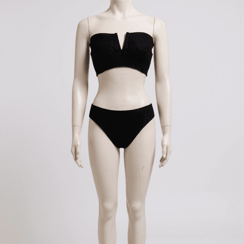 Bikini negro de dos piezas, con un top bandeau y braguita de corte clásico