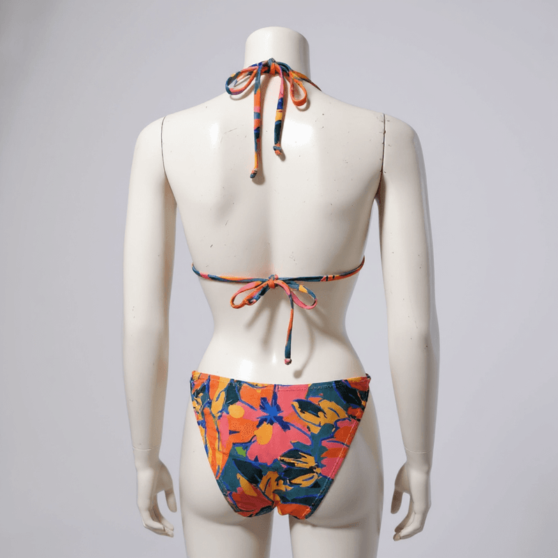 Bikini de dos piezas con un diseño floral vibrante y alegre, que combina colores cálidos como el nar...