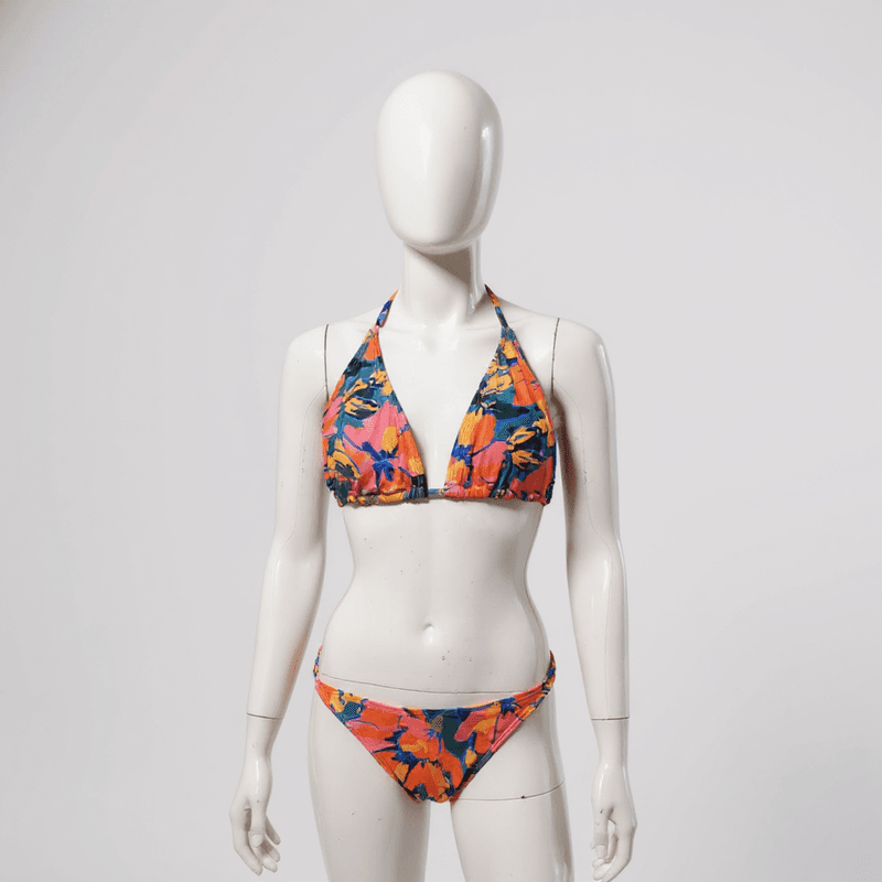 Bikini de dos piezas con un diseño floral vibrante y alegre, que combina colores cálidos como el nar...