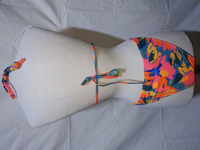 Bikini de dos piezas con un diseño floral vibrante y alegre, que combina colores cálidos como el nar...