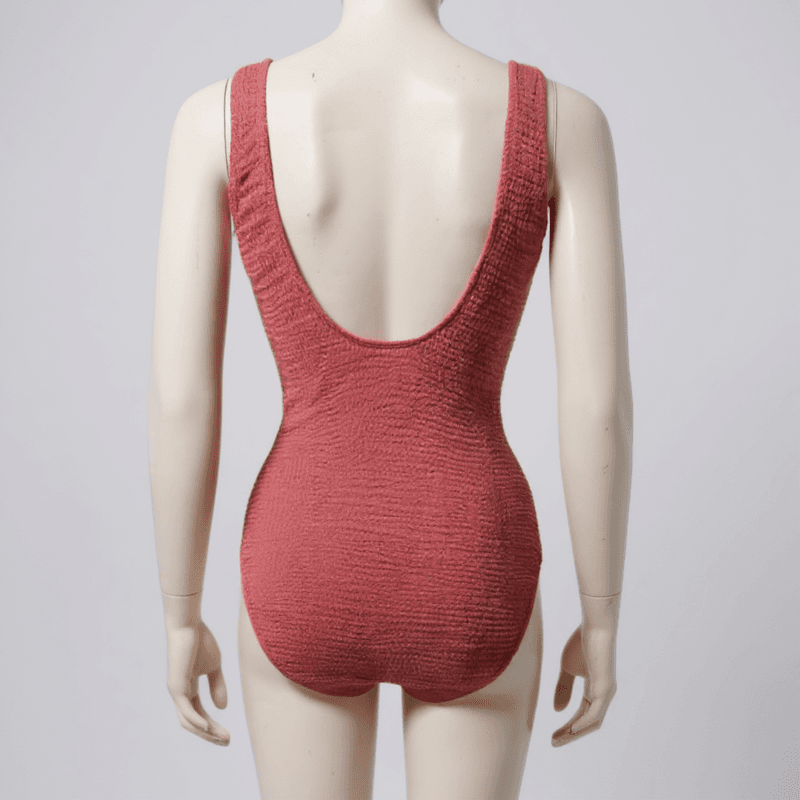 Elegante body de baño en un tono rosado intenso, confeccionado en un material elástico y suave qu...