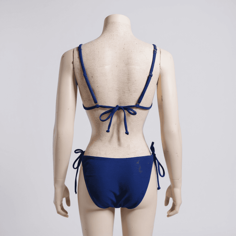 Elegante conjunto de bikini de dos piezas en un tono azul marino profundo, con un top de tirantes...