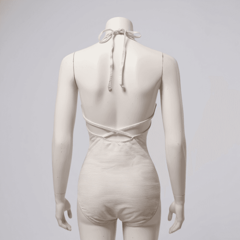 Elegante conjunto de bikini en color blanco con un top halter y braguita de corte clásico