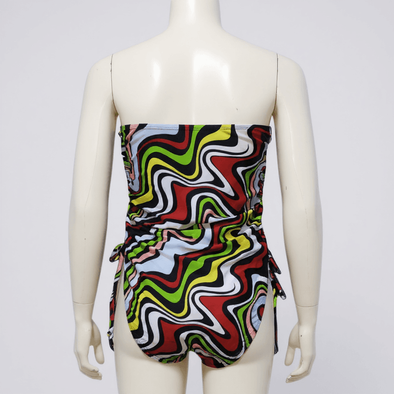 Llamativo bañador de una pieza con un patrón geométrico en una paleta de colores vibrante que incluy...