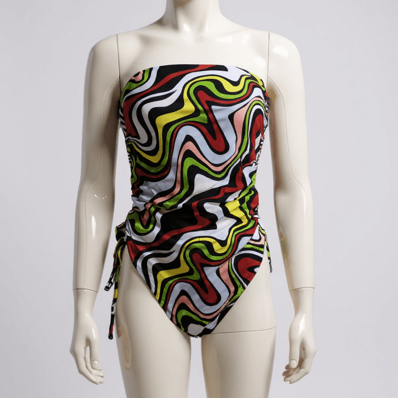 Llamativo bañador de una pieza con un patrón geométrico en una paleta de colores vibrante que incluy...