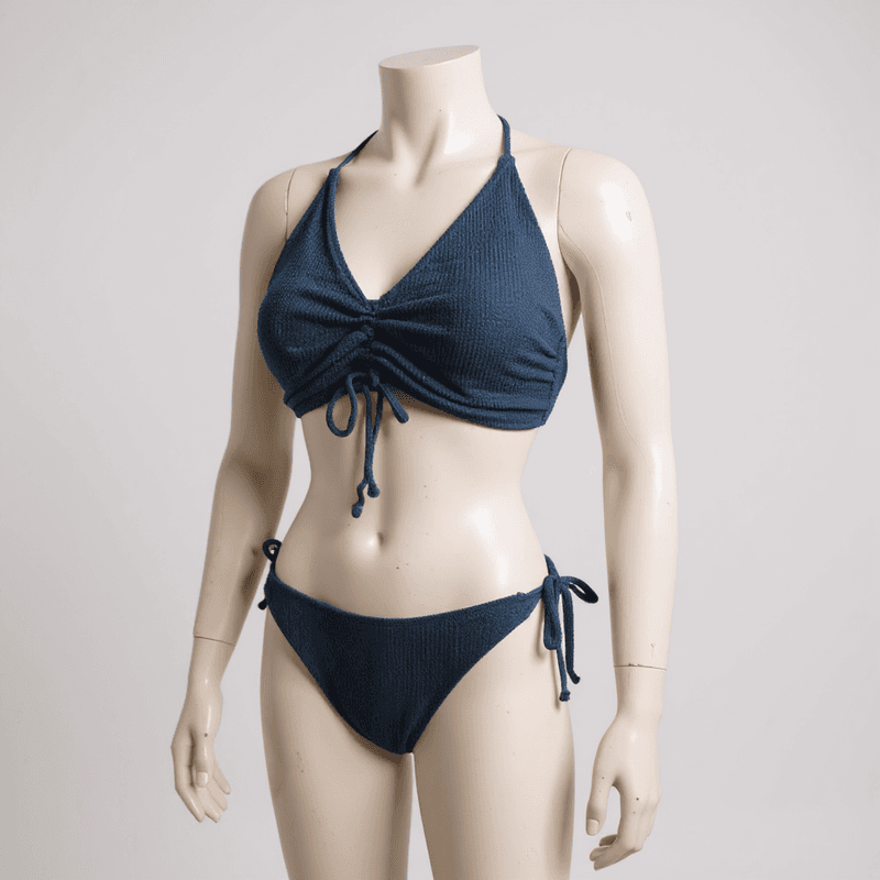 Elegante conjunto de bikini en tono azul marino, con un top bandeau y braguita clásica, ideal par...