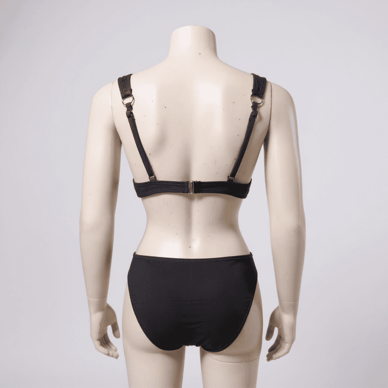 Elegante conjunto de bikini de dos piezas en un clásico color negro, con un sujetador de estilo d...