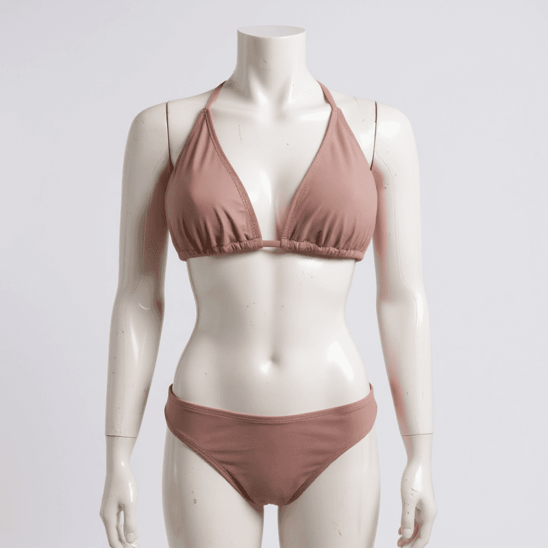 Elegante bikini de dos piezas en un suave tono rosa pálido, con un top de estilo triángulo y una ...