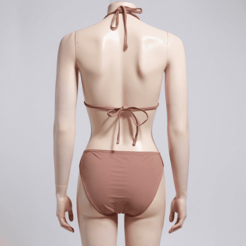 Elegante bikini de dos piezas en un suave tono rosa pálido, con un top de estilo triángulo y una ...